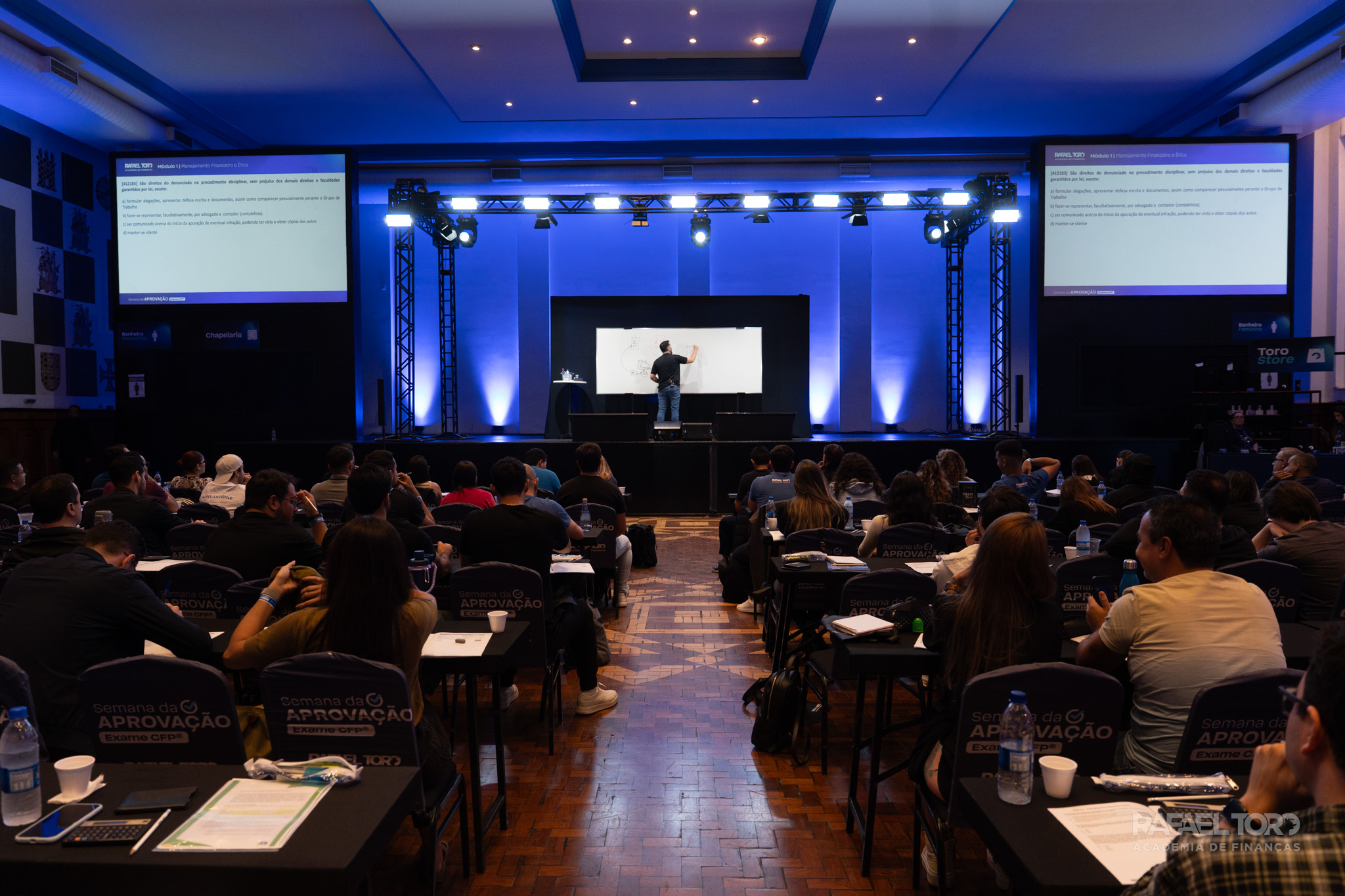 Academia Rafael Toro com alunos