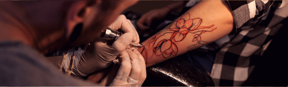 CNAE 9609-2/06 – Tatuador independente: pode ser MEI? quanto paga e quando desenquadrar do MEI