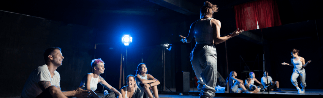 CNAE 8592-9/02 – Ensino de artes cênicas, exceto dança: pode ser MEI? quanto paga e quando desenquadrar do MEI