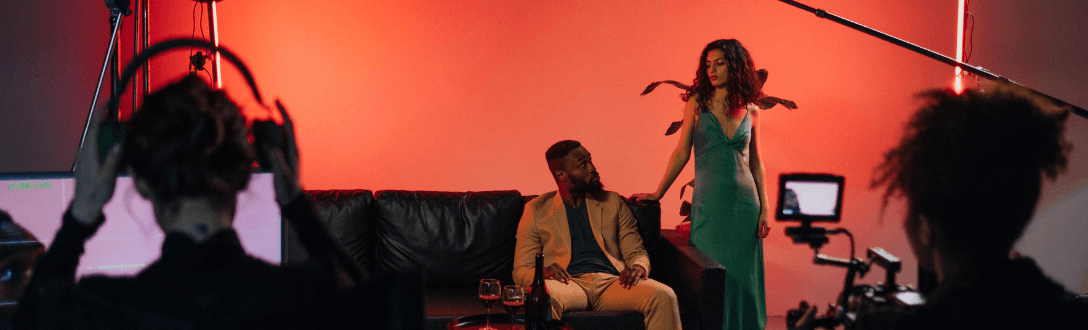 CNAE 5911-1/99 – Atividades de produção cinematográfica, de vídeos e de programas de televisão não especificadas anteriormente: Entenda o enquadramento no Simples Nacional, Fator R e como abrir seu CNPJ