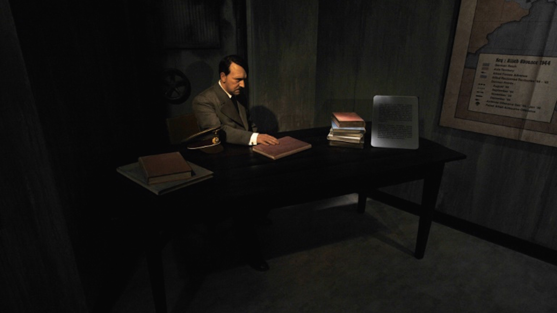 Una figura de cera de Adolf Hitler, que le representa en su búnker poco antes del fin de la Segunda Guerra Mundial, el 3 de julio del año 2008 en el museo de cera Madame Tussaud de Berlín (AFP/Archivos - John MacDougall)