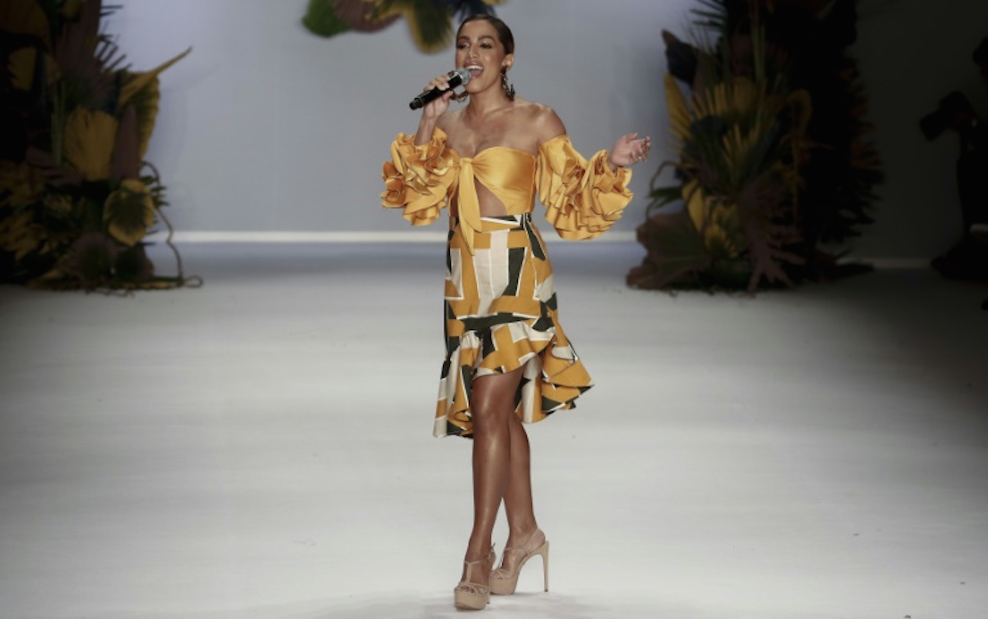 La cantante brasileña Anitta actúa durante la presentación de la colección Agua de Coco de Liana Thomaz en la Sao Paulo Fashion Week en Sao Paulo, el 21 de abril de 2018 (AFP - Miguel SCHINCARIOL)