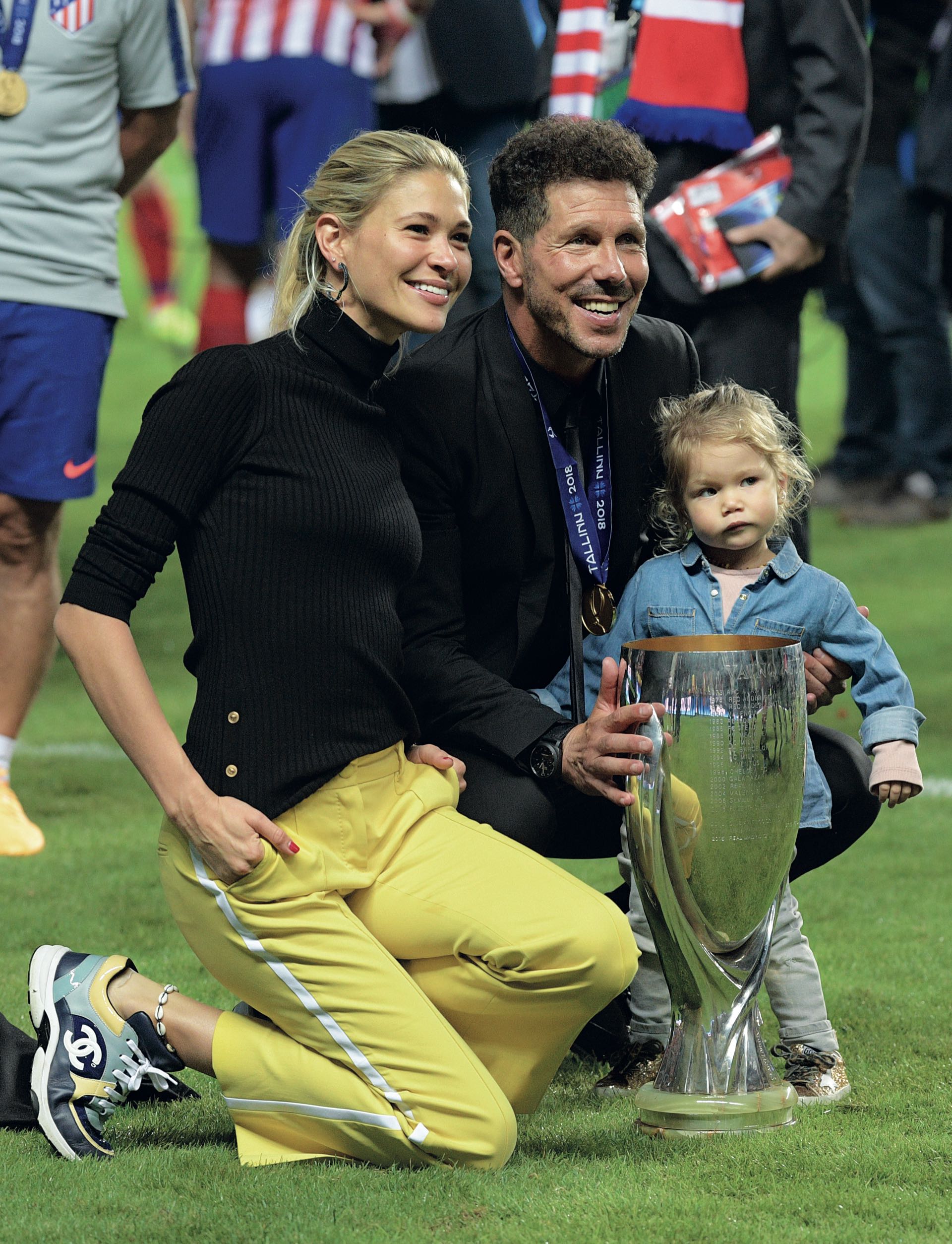 Cholo Simeone con su mujer y su hija más pequeña.