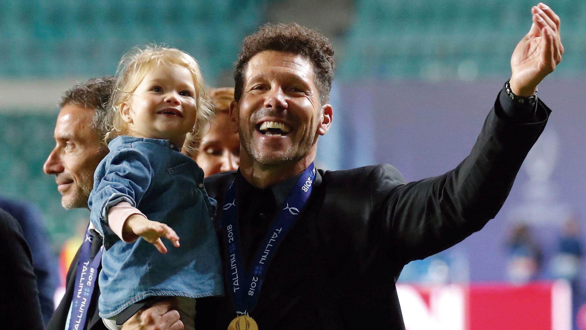 Cholo Simeone festeja con su hija Francesca en brazos.