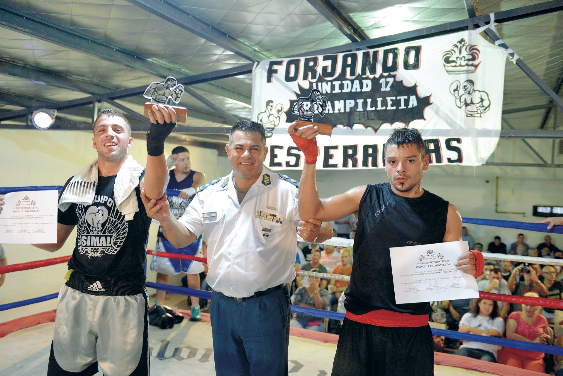 El director de la Unidad 17, Javier Cáceres, clave en la organización, fue el responsable de entregar los trofeos a los ganadores.