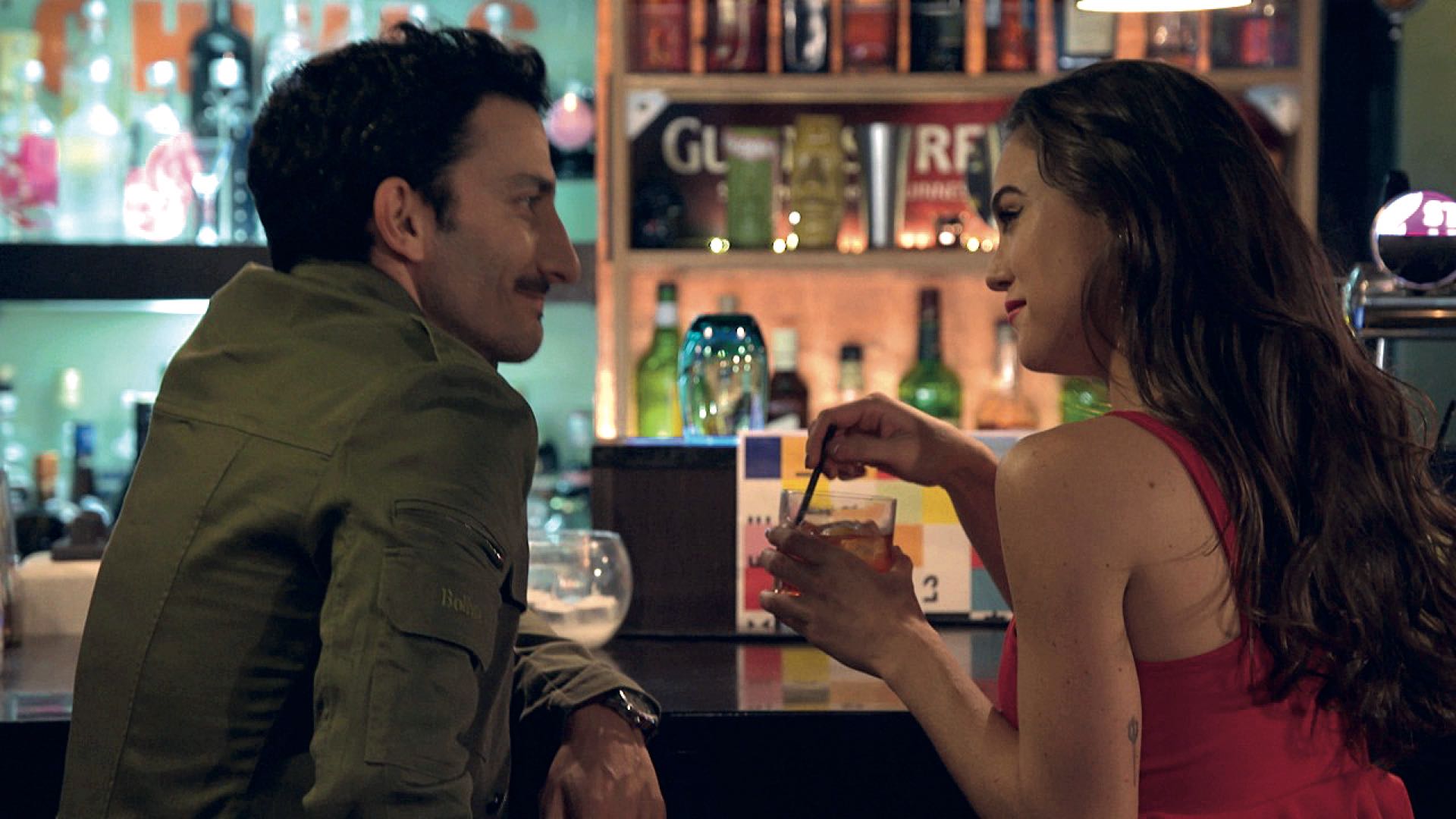 Lola Morán en una escena con Juan Minujín en "100 días para enamorarse"