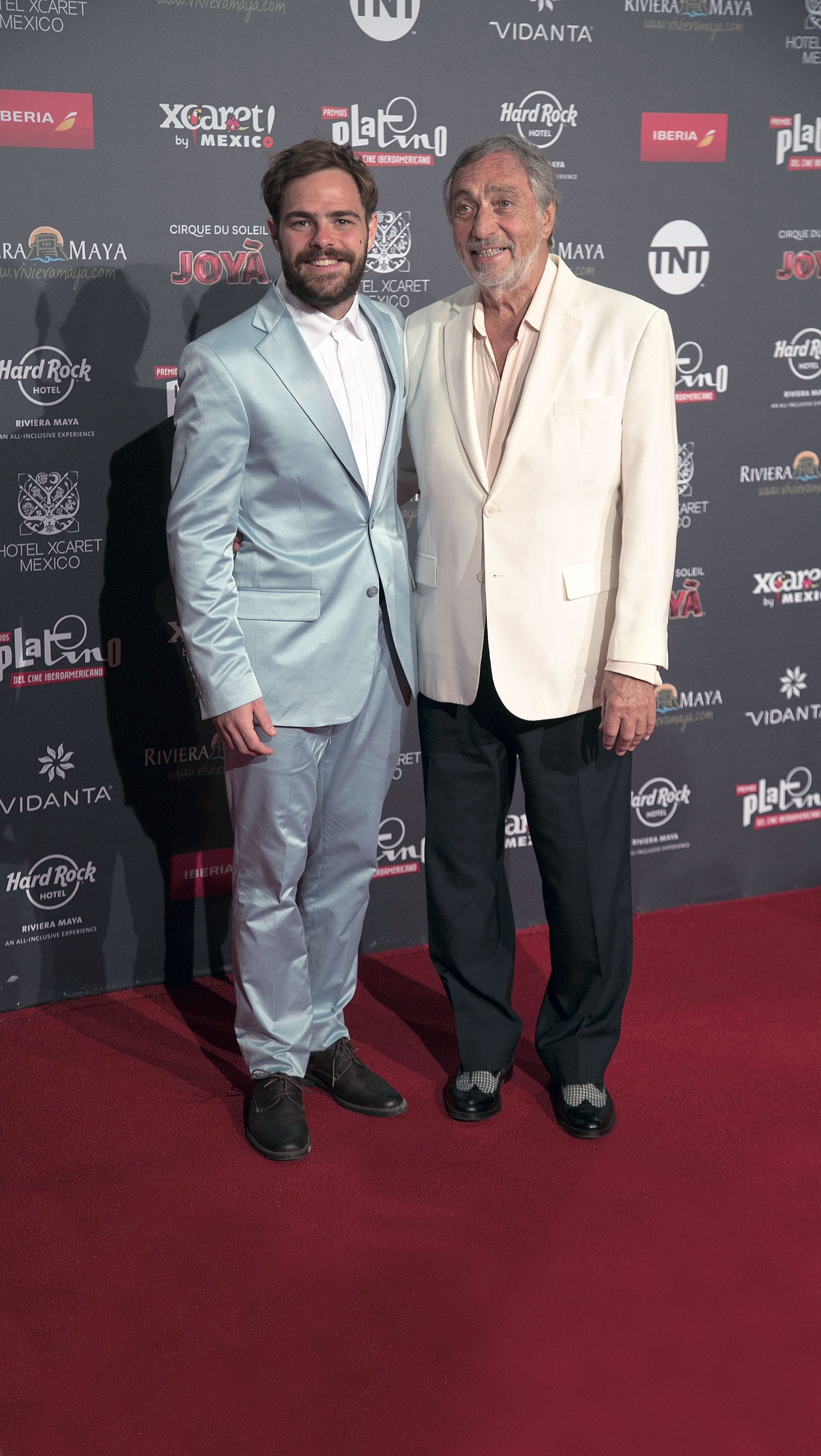 Luis Brandoni y Peter Lanzani en la red carpet de los premios platino.