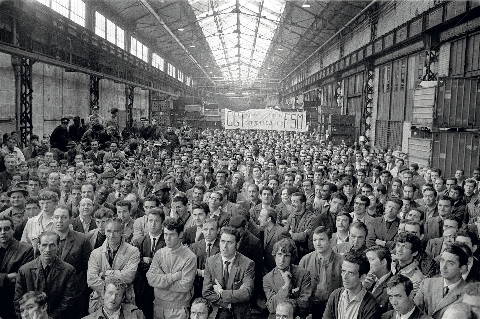 El 24 de mayo de 1968 los obreros de la fábrica de autos Citröen escuchan a los sindicalistas.(Foto AFP / JACQUES MARIE)