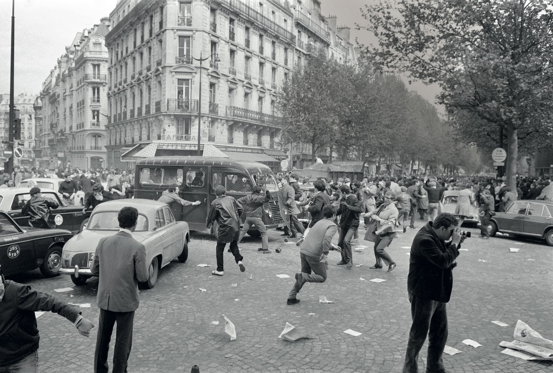 Un grupo de manifestantes ataca un carro de la policía en pleno Boulevard Saint Germain. La fisonomía de la ciudad, evidentemente, había cambiado. Ya nada sería igual (Foto AFP PHOTO / Jacques MARIE