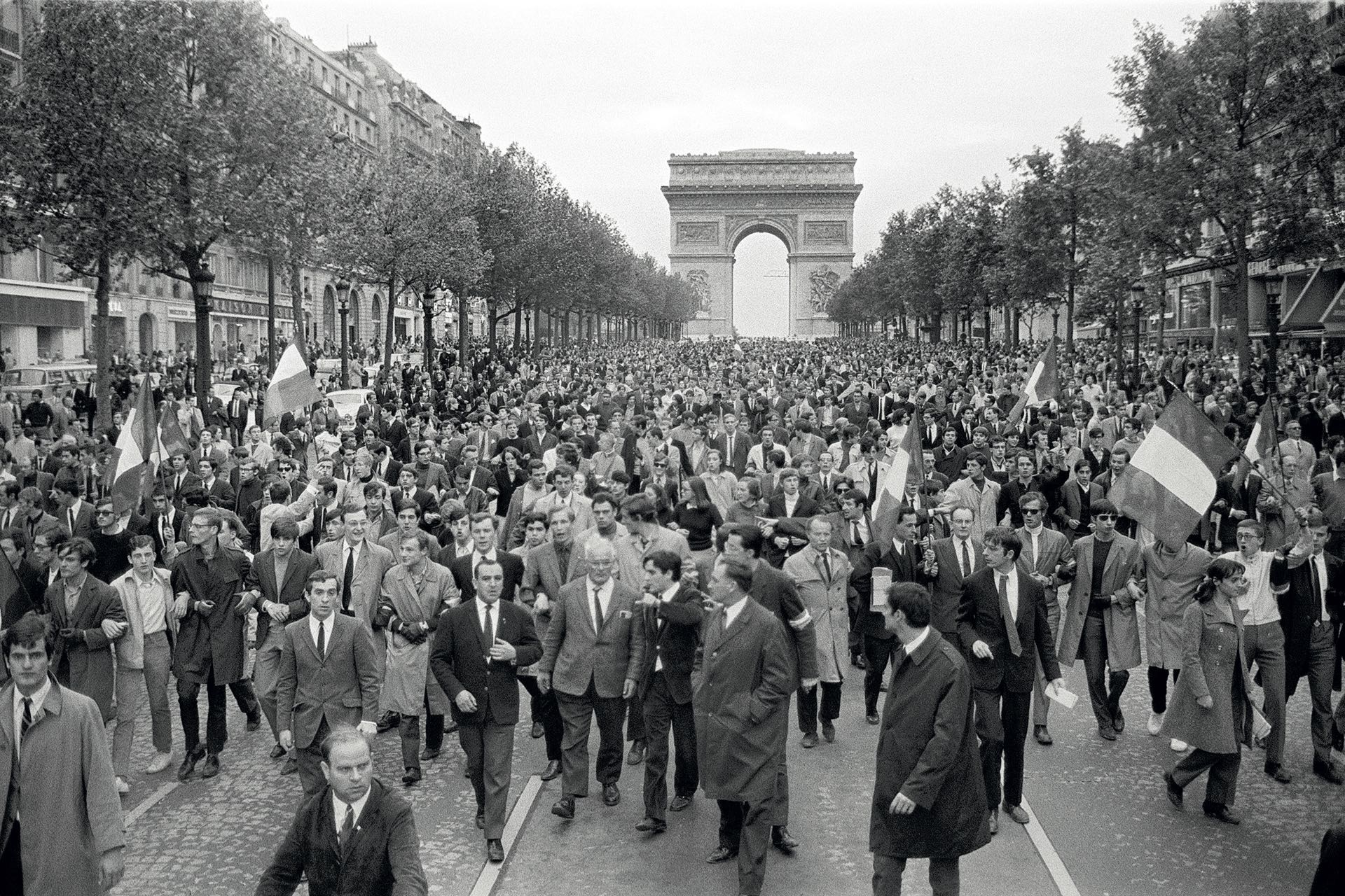 Manifestaciones en Champs Elysees con el Arco del Triunfo de fondo el 13 de marzo de 1968. (Foto AFP)