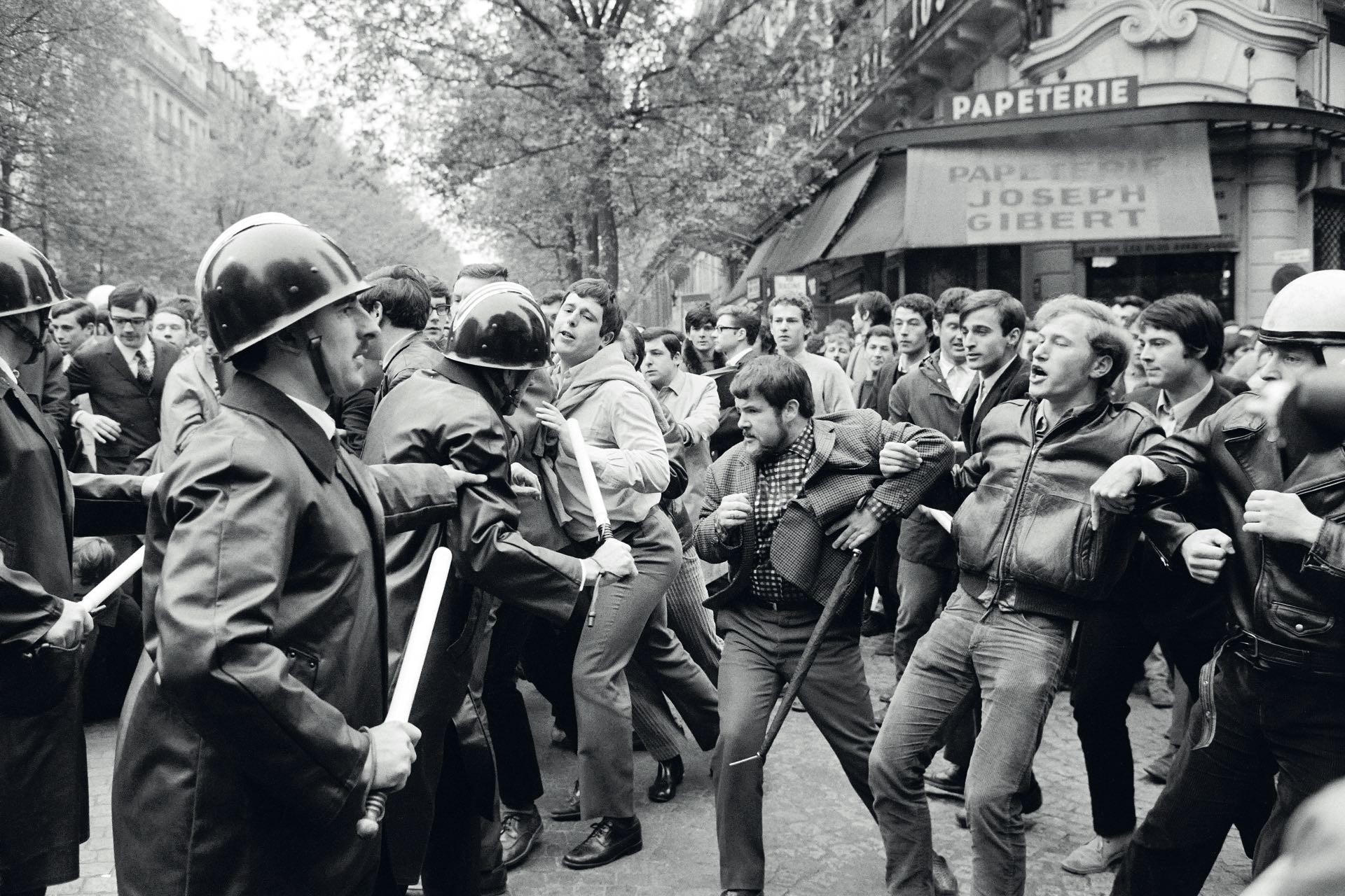 Manifestantes se enfrentan a las fuerzas policiales en el Boulevard Saint Michel. (Foto AFP PHOTO / Jacques MARIE)