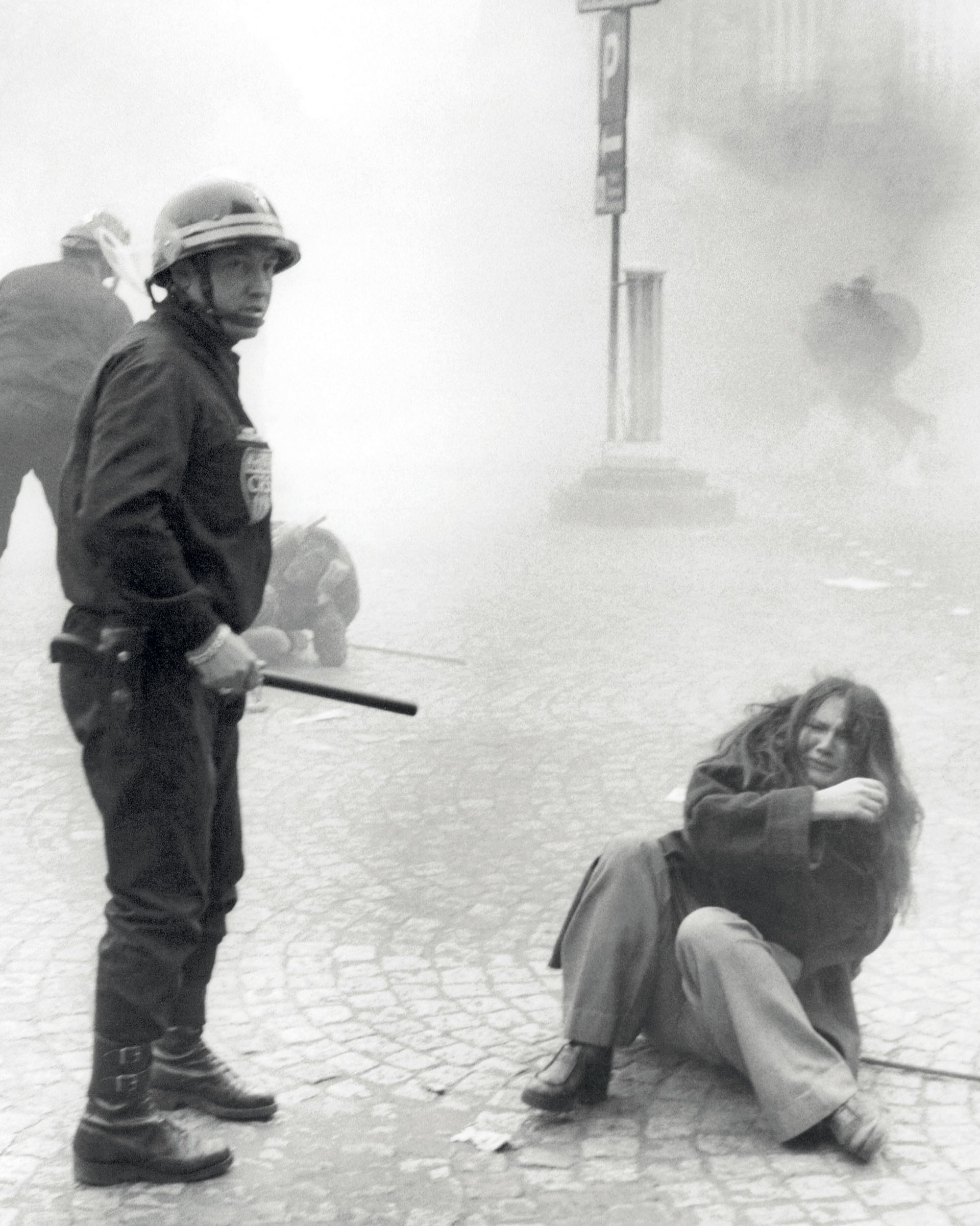 Una estudiante sufre las consecuencias de la represión policial. (Foto AFP)