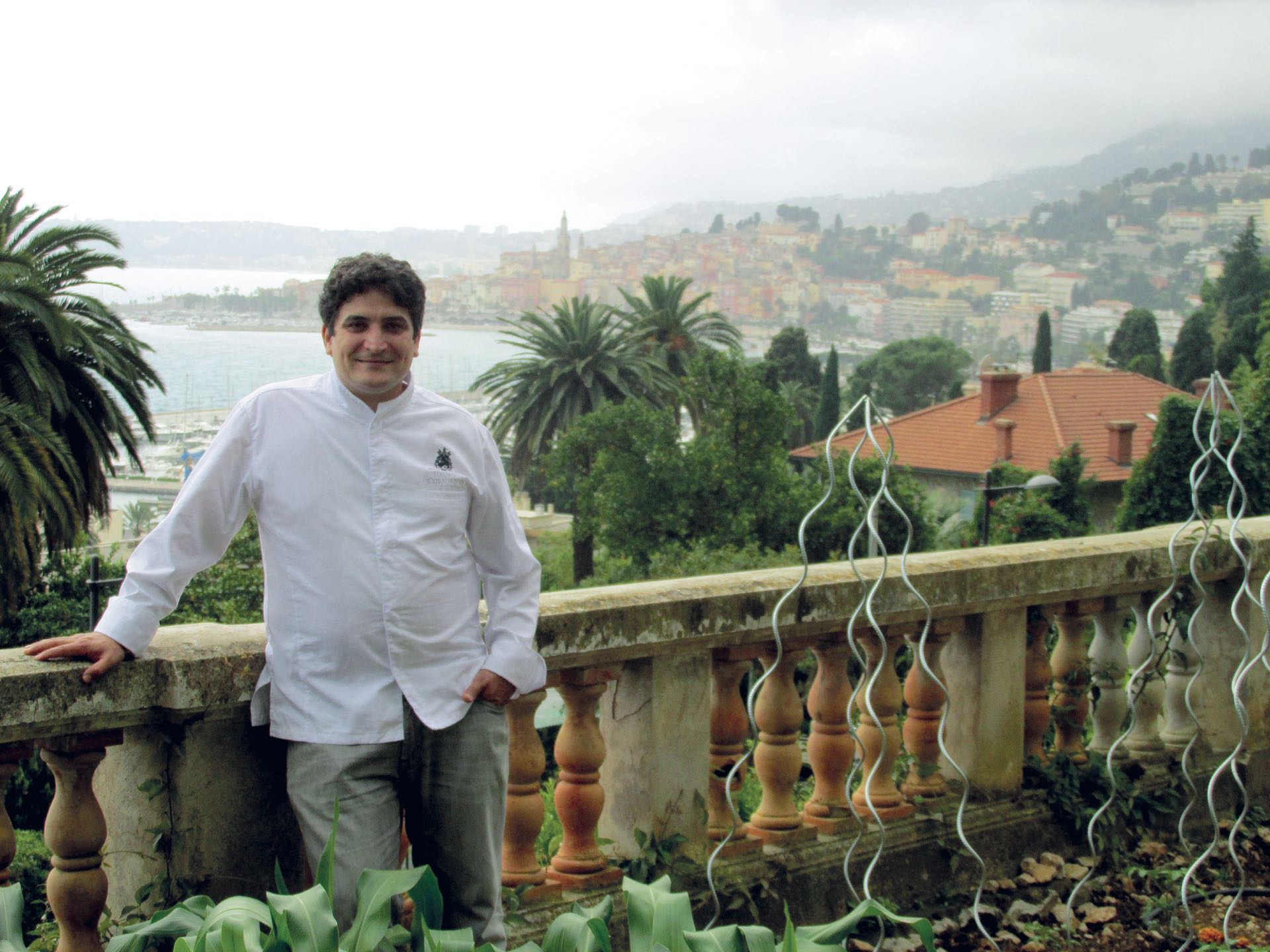 Mauro con la imponente vista del Mediterráneo que se aprecia desde la terraza de Mirazur, el restaurante que tantas alegrías le ha dado.
