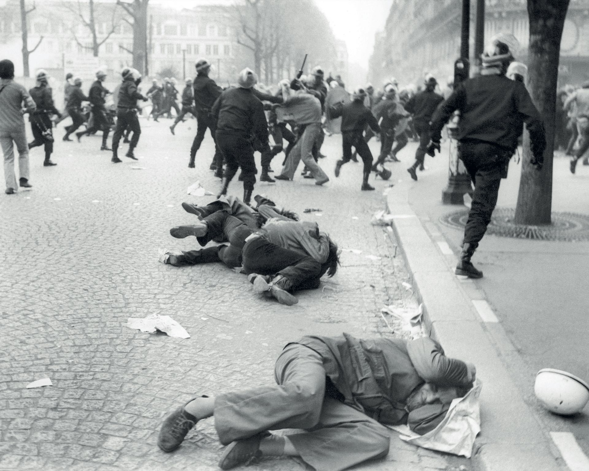 Las imagen de un enfrentamiento entre la policía y los estudiantes durante el Mayo Francés (Foto AFP)
