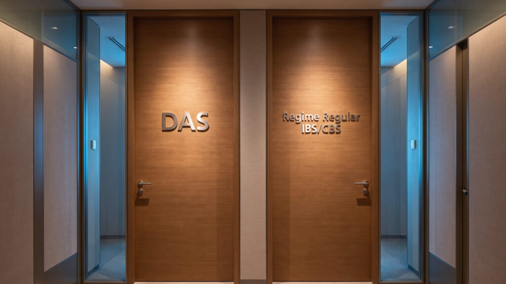 Duas portas de madeira em um ambiente corporativo destacam a tomada de decisão no planejamento tributário com as inscrições "DAS" e "Regime Regular IBS/CBS". A imagem ilustra as mudanças da Reforma Tributária para empresas que utilizam software ERP na gestão fiscal.