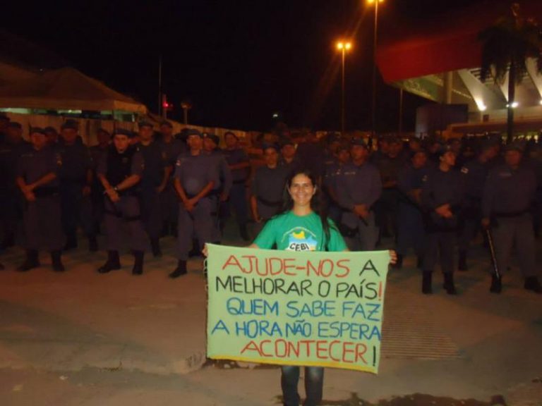 Participar e apoiar os movimentos. Com objetivos claros e sem ingenuidade