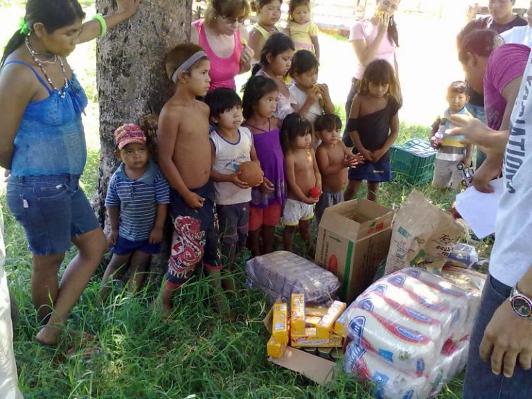 Crianças indígenas recebem doação da Campanha “Livre uma criança indígena da fome!”