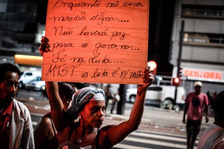 MTST ocupa Avenida Paulista por políticas públicas de habitação