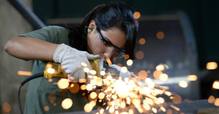 Total de mulheres que consegue se aposentar pelo INSS é metade do que o de homens