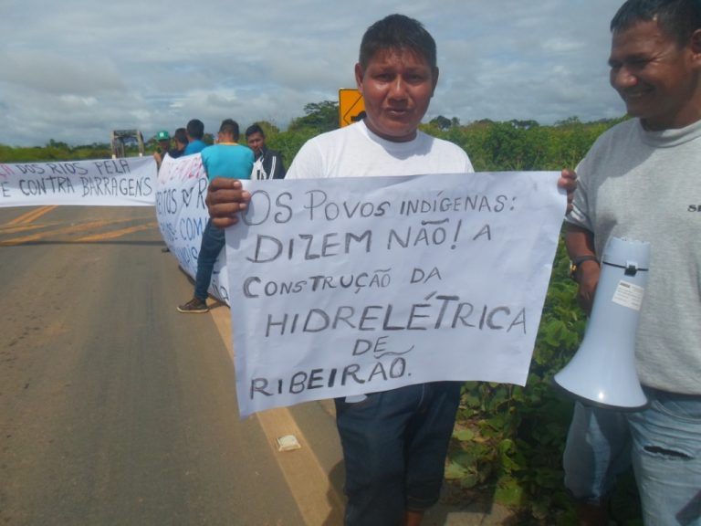 Povos indígenas, ribeirinhos e movimentos sociais fecham rodovia de RO