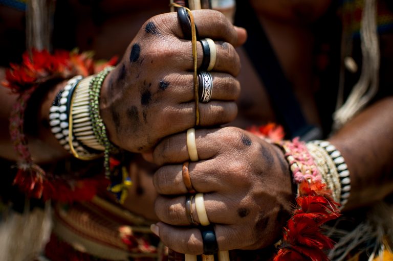 Colonização cultural: quando a escola valoriza mais o "halloween" que o índio e o folclore nacional