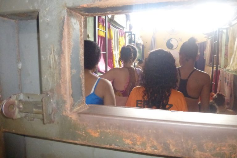 Além das grades: Uma leitura do sistema prisional feminino no Brasil