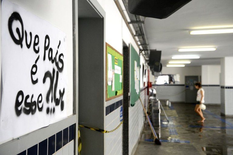 "Temos duas educações: uma para a elite e outra para o povo"