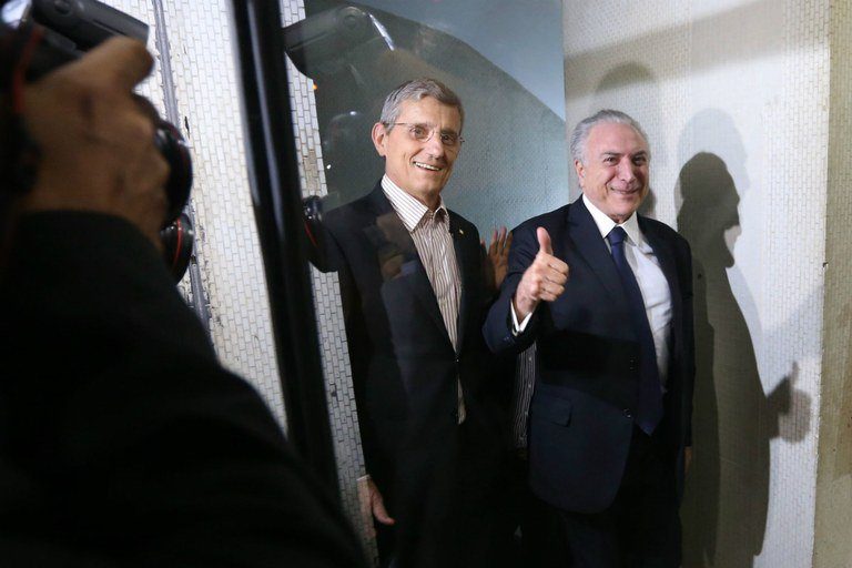 Câmara barra avanço da denúncia e salva Temer