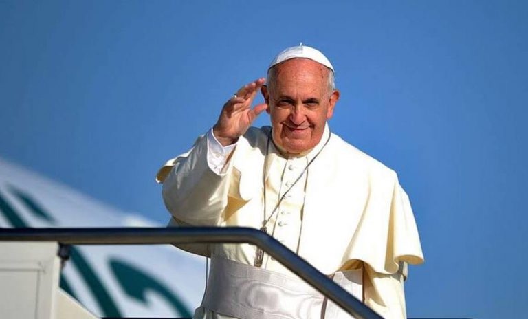 Foto de capa: Papa Francisco acena para fiéis