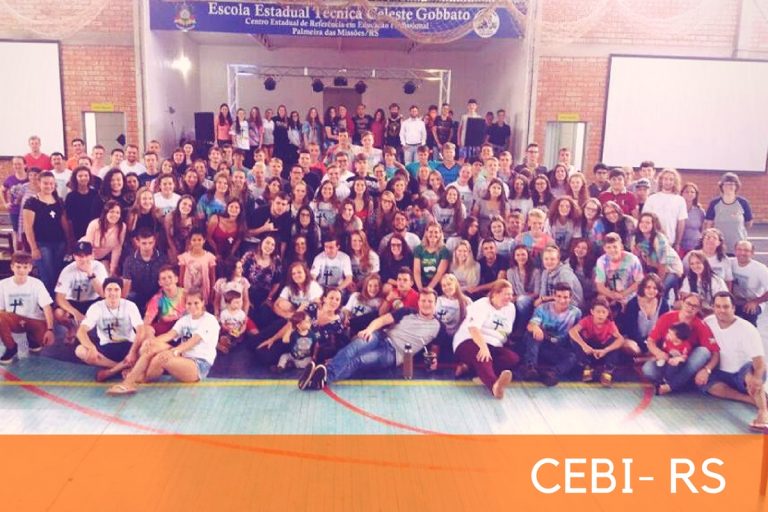 grupo de pessoas durante o acampamento