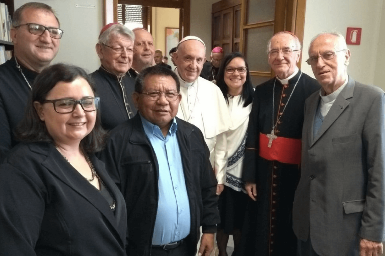 Papa Francisco recebe do Cimi o ‘Relatório Violência Contra os Povos Indígenas no Brasil’