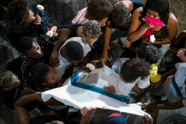 Mãe de jovem morto no Rio: "É um Estado doente que mata criança com roupa de escola"