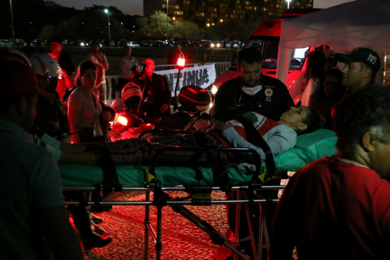 Grevista de fome passa mal em frente ao STF