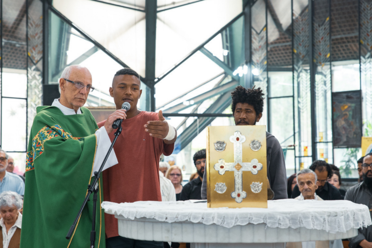 O dia em que a Prefeitura de SP cuspiu no padre Júlio Lancelotti – e no povo de rua