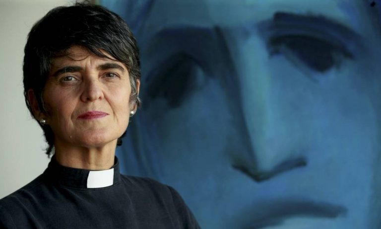 O silenciamento espiritualizado na voz de uma mulher