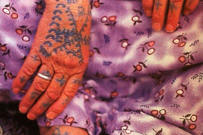 Aproximando-se, ele a tomou pela mão e a fez levantar-se