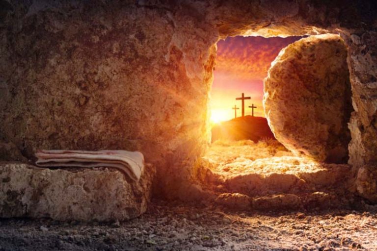 Quem crê, vê para além das máscaras, das pedras e das tumbas!