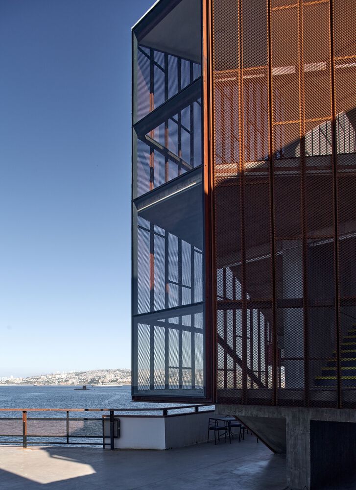 Edificio-faro-instituto-profesional-arcos-valparaiso-maspuntocero-arquitectura 8
