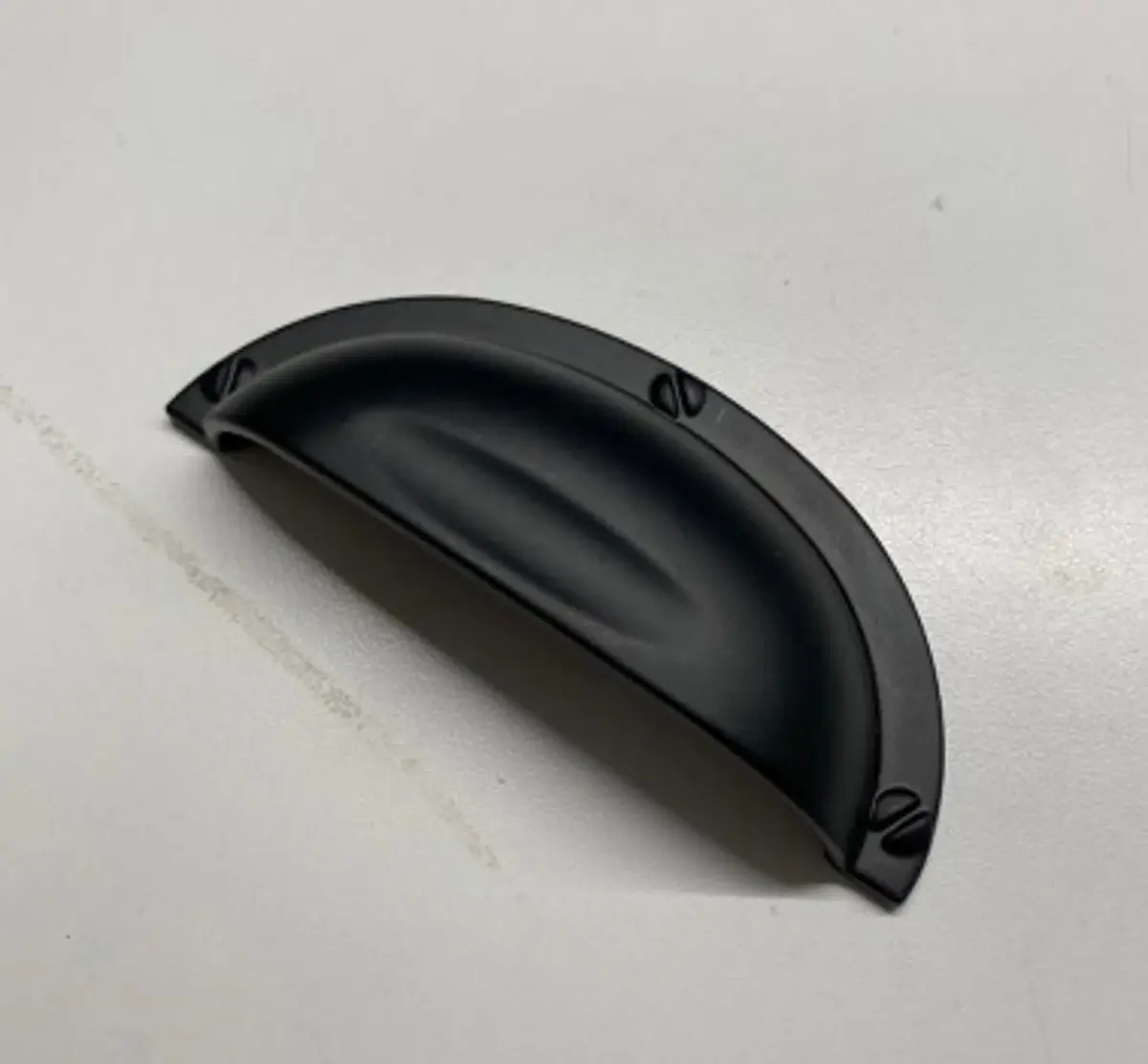 Manilla Helm Landhaus Negro Mate 6,4 cm