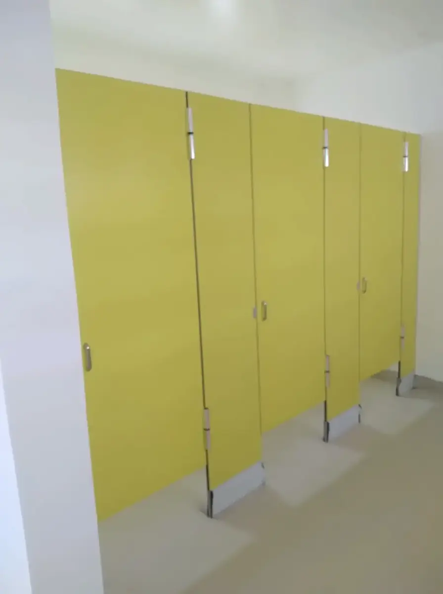 Divisiones de Baño Fenólicas Ancladas al Piso