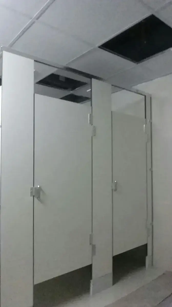 Divisiones de Baño Fenólicas con Riel Auxiliar