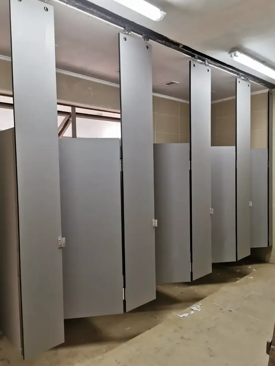 Divisiones de Baño Fenólicas Ancladas al Cielo o Viga Estructural