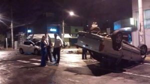 Carros capotam na Afonso Pena