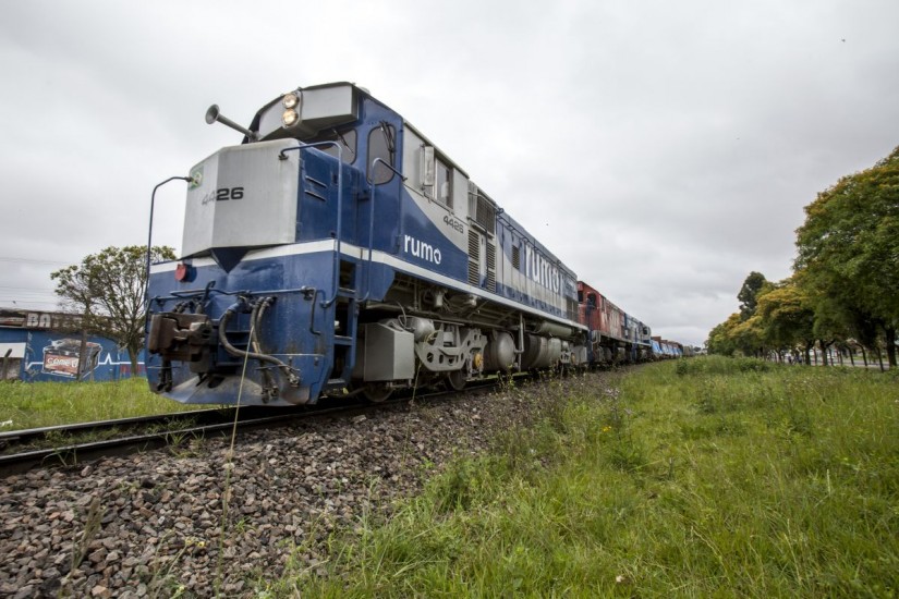 Agora: Um veículo teria sido “atropelado” por uma locomotiva entre Costa Rica e Chapadão do Sul