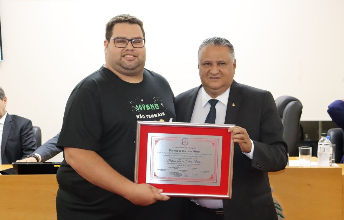 Treinador Mateus Lucas recebe título de “Honra ao Mérito” da Câmara de Frutal