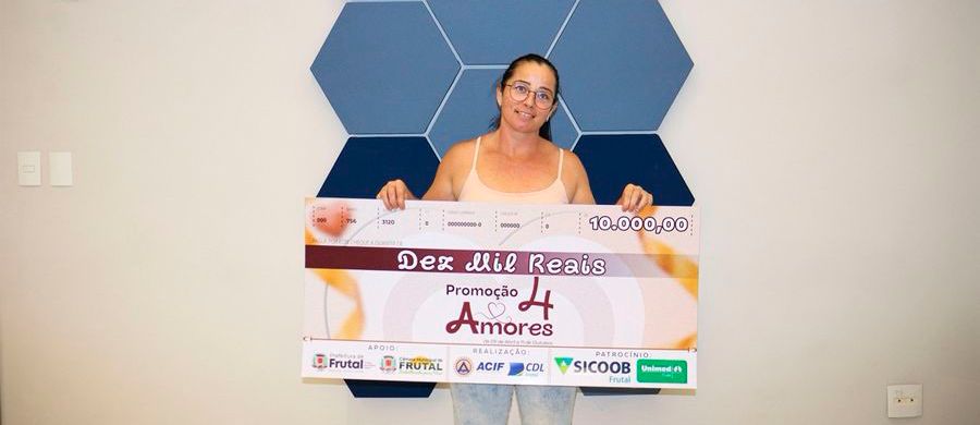 Ganhadora do sorteio do Dia das Crianças retira prêmio de R$ 10 mil na ACIF/CDL