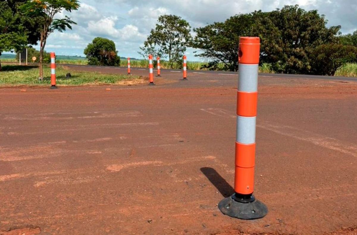 Entrada de Pirajuba recebe melhorias na sinalização com instalação de balizadores flex