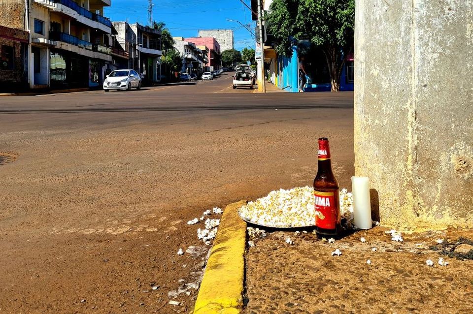Oferendas religiosas deixadas em esquina geram debate sobre diversidade religiosa em Ibirubá