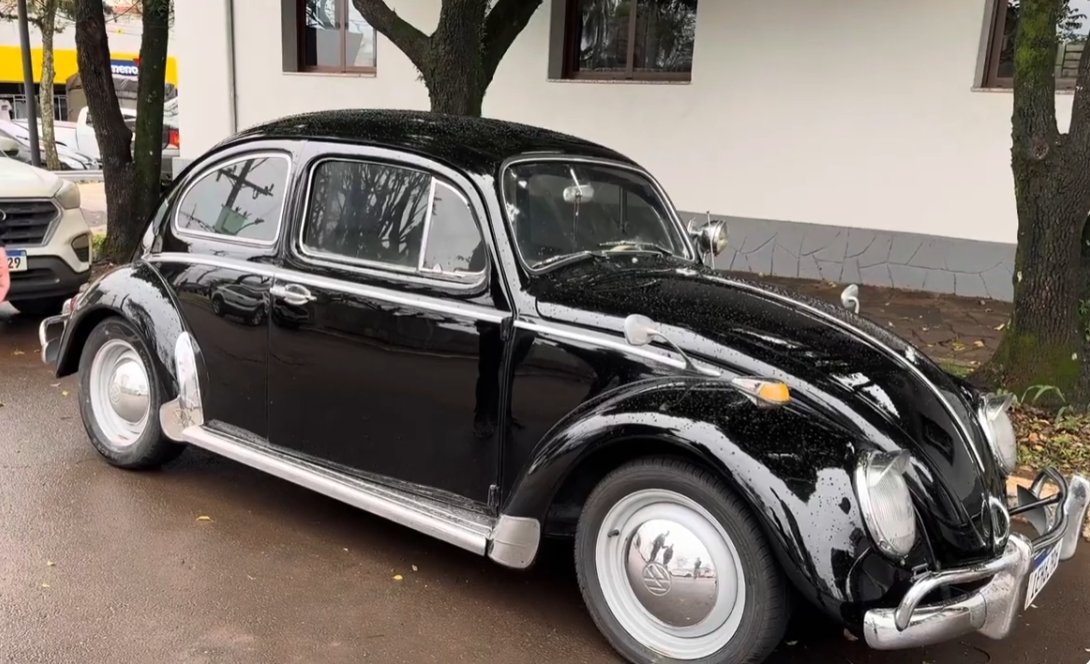 Ibirubá recebe visita de um jovem apaixonado por carros antigos para promover encontro de carros antigos