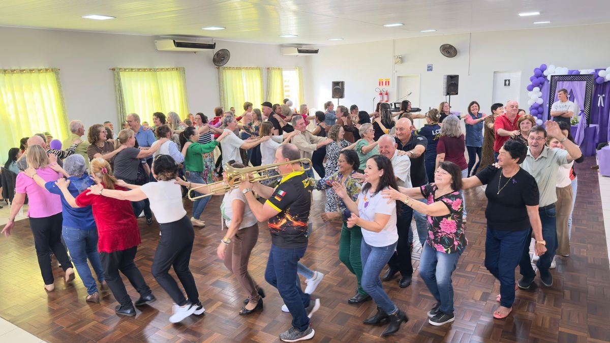 Bailes da terceira idade fortalecem  convivência e bem-estar
